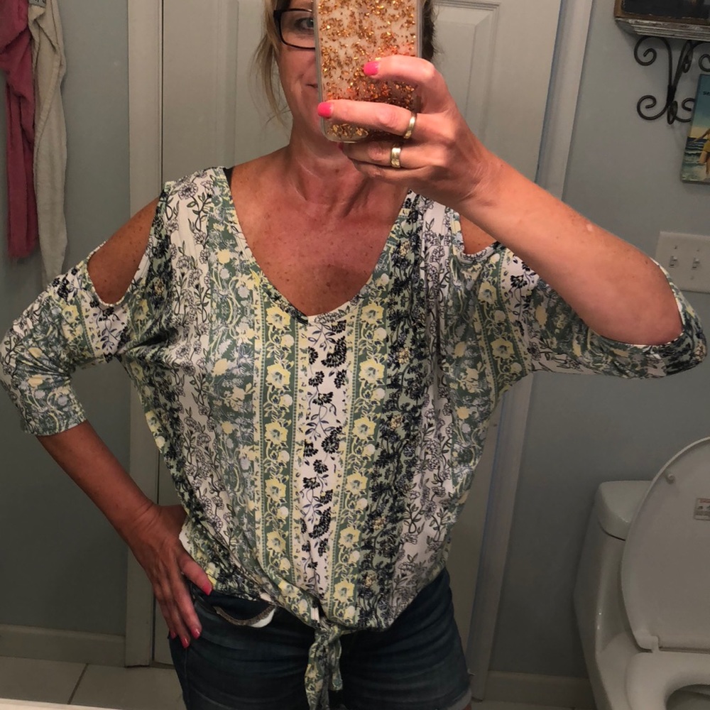 Open shoulder shirt